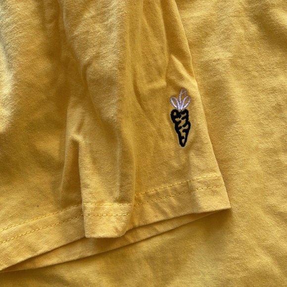 Carrots yellow tshirt fits large - Picture 5 of 5